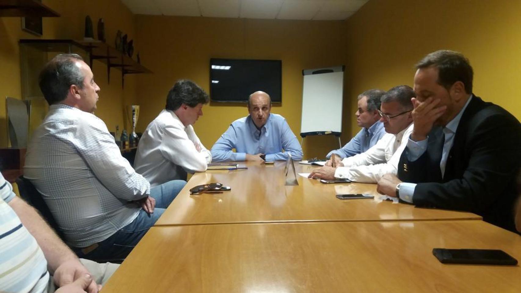 Cabeza en una reunión con los estamentos del baloncesto canario.