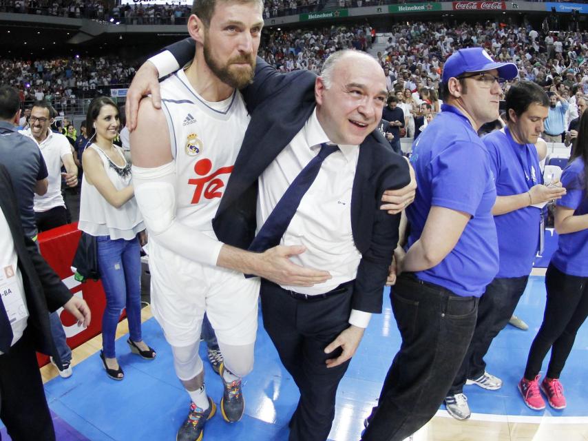Laso y Nocioni festejan el título liguero del Madrid.