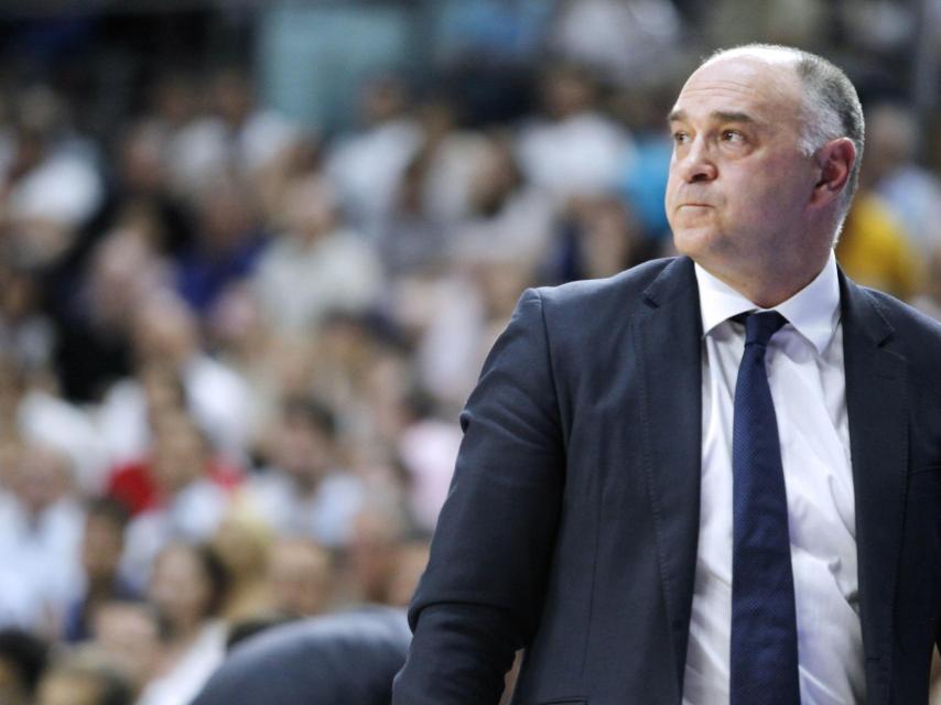 Laso pensativo durante un encuentro.