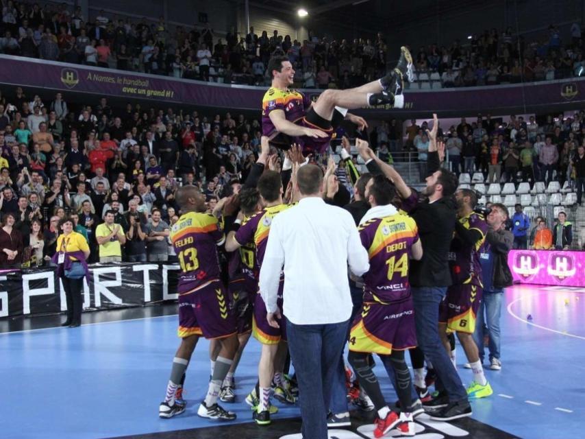 Entrerríos es manteado por sus compañeros de equipo.