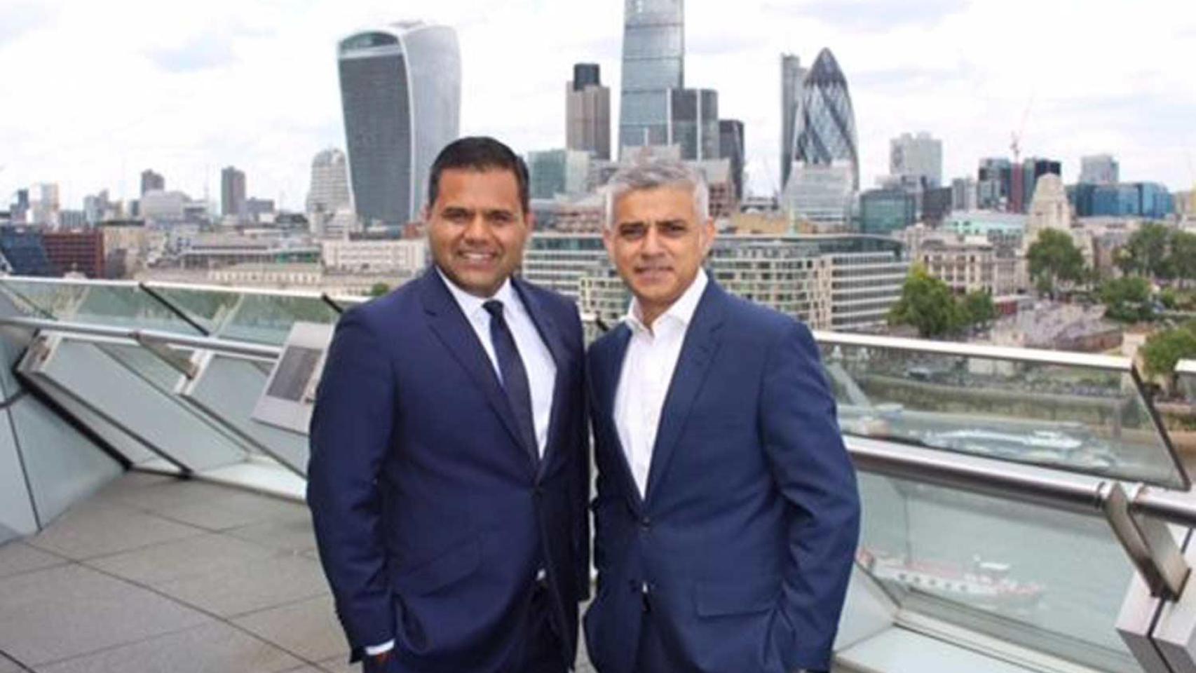 Agrawal, junto a Sadiq Khan, en el City Hall de Londres.