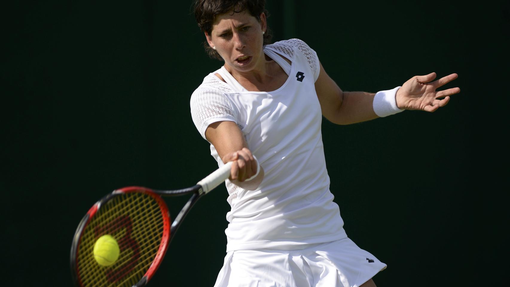 Carla Suárez golpea la pelota.