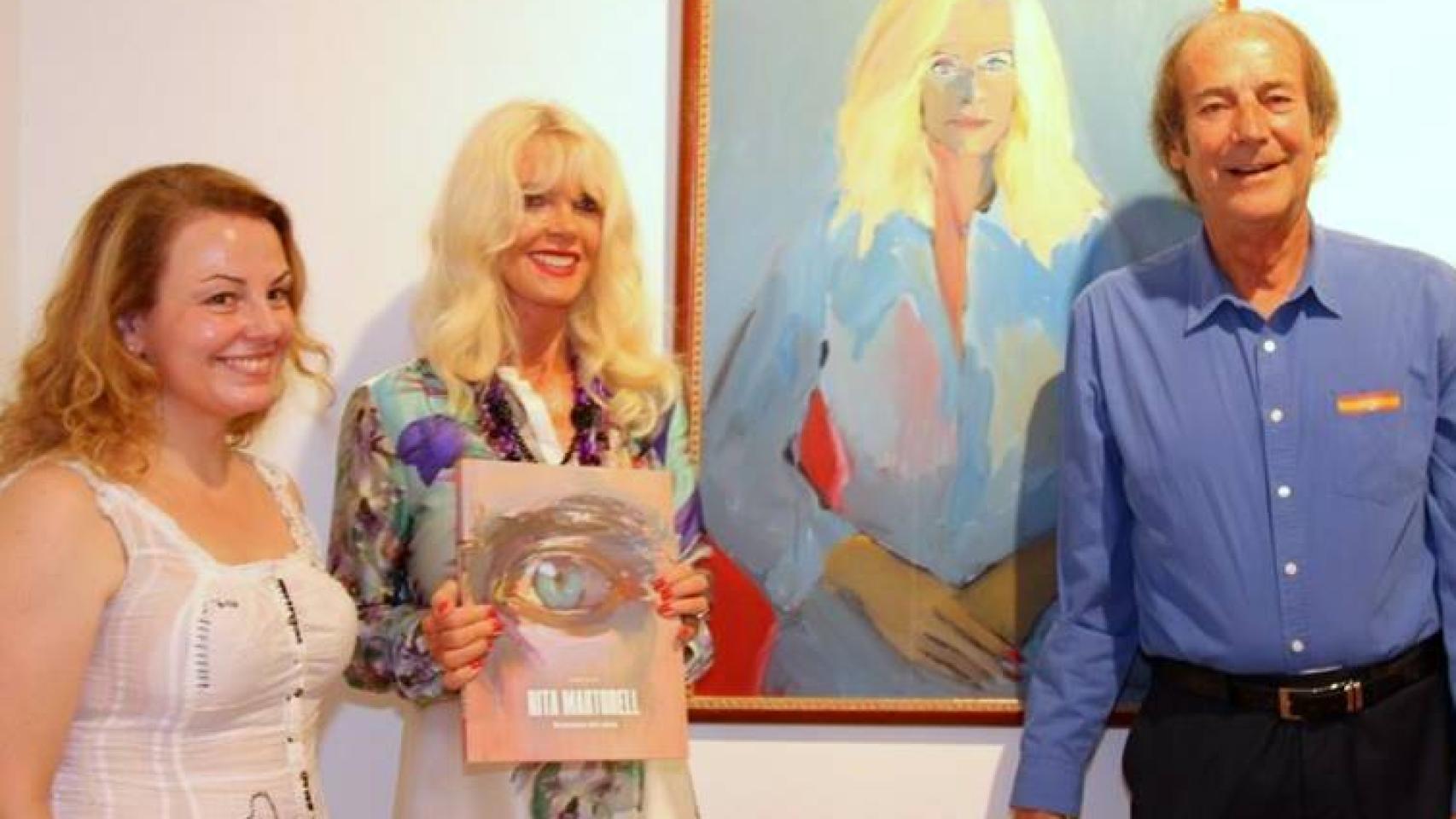 La pintora Rita Martorell junto a Gunilla Von Bismarck y Luis Ortiz