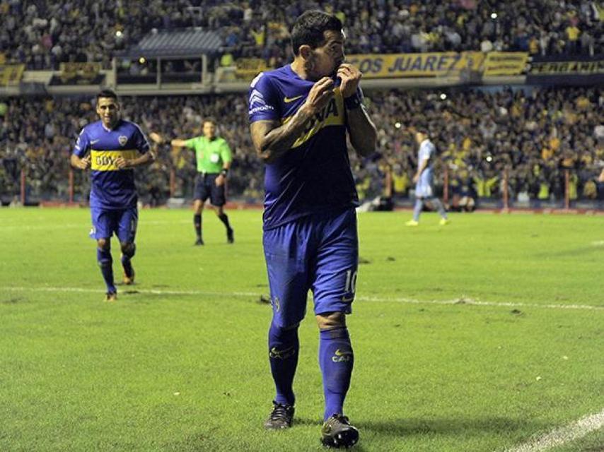 Carlos Tévez celebra un gol con Boca Juniors.