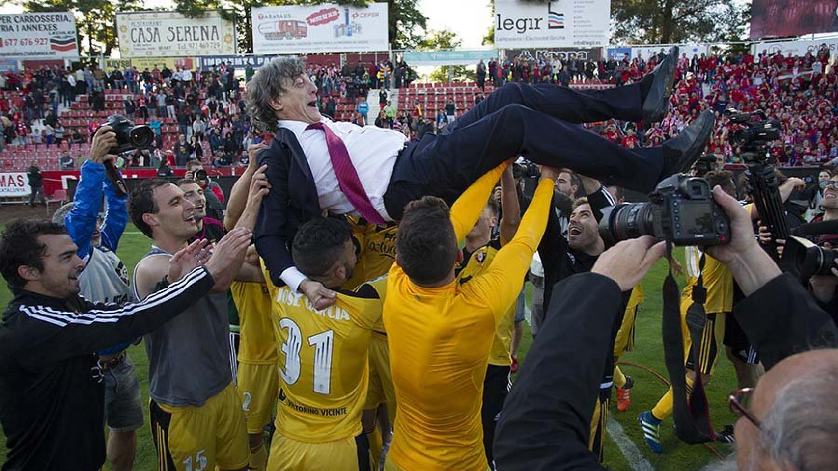 Enrique Martín, entrenador de Osasuna, manteado por los jugadores.
