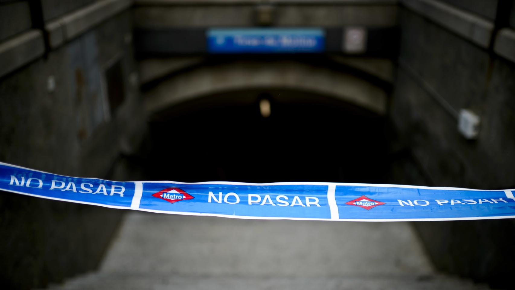 Una banda impide el paso en una de las estaciones de la Línea 1.