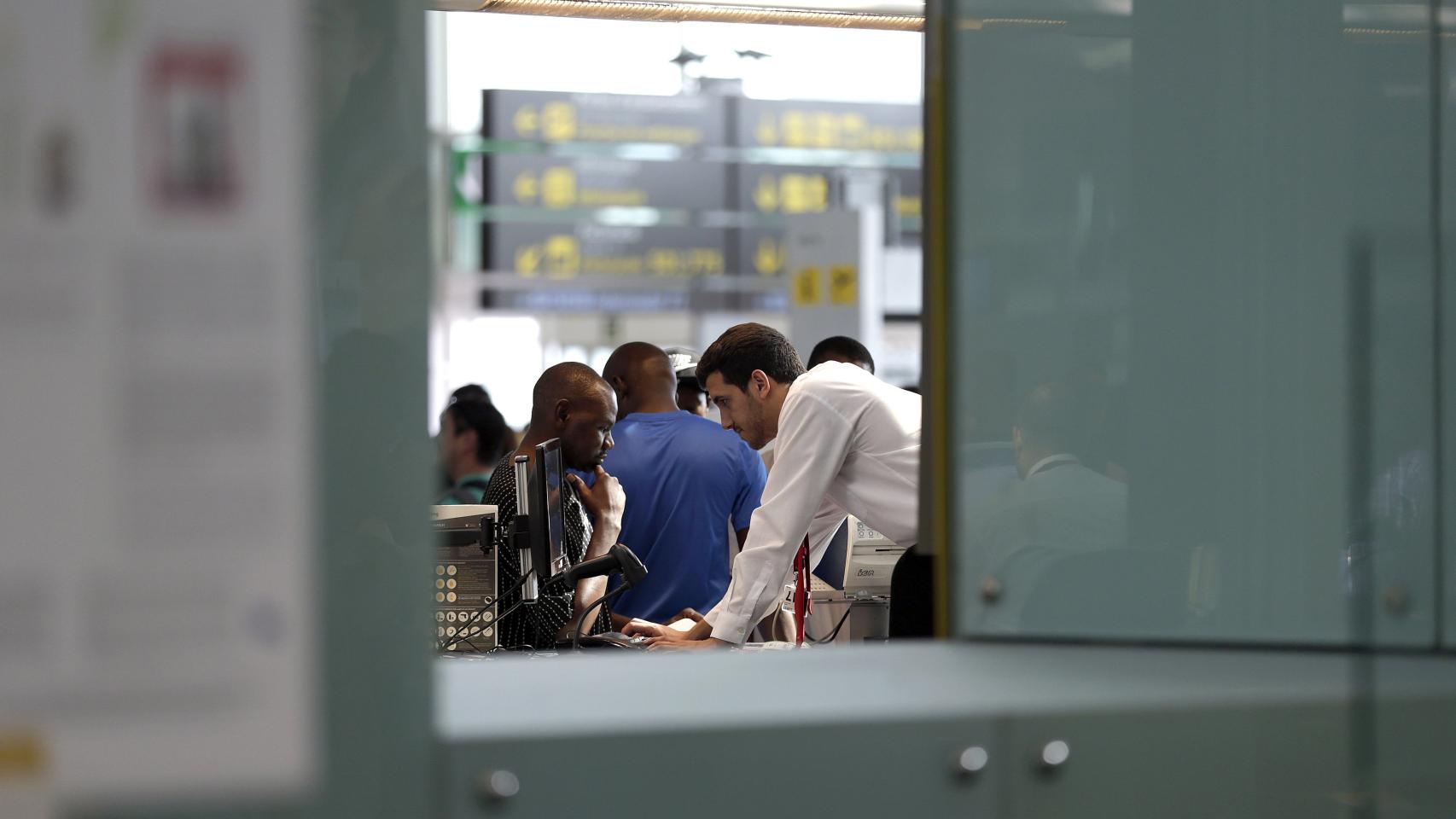 Uno de los clientes de Vueling reclamando ante el caos.