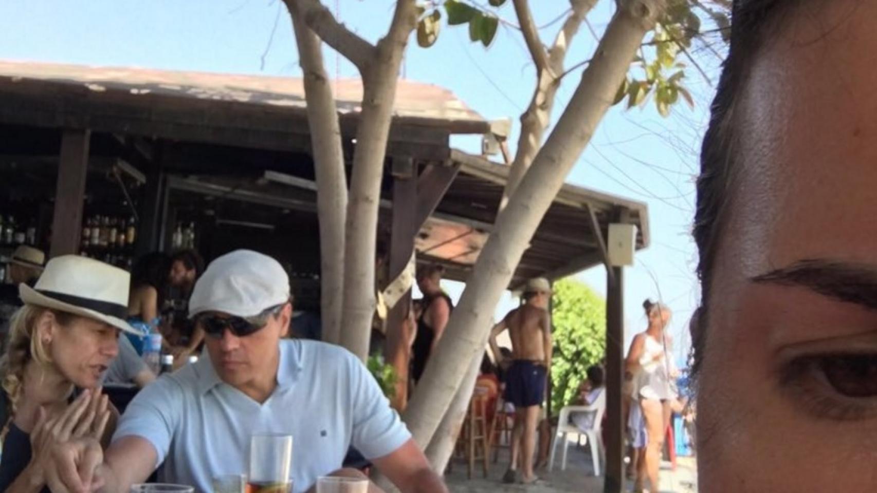 Begoña Gómez y Pedro Sánchez en un chiringuito de Mojácar