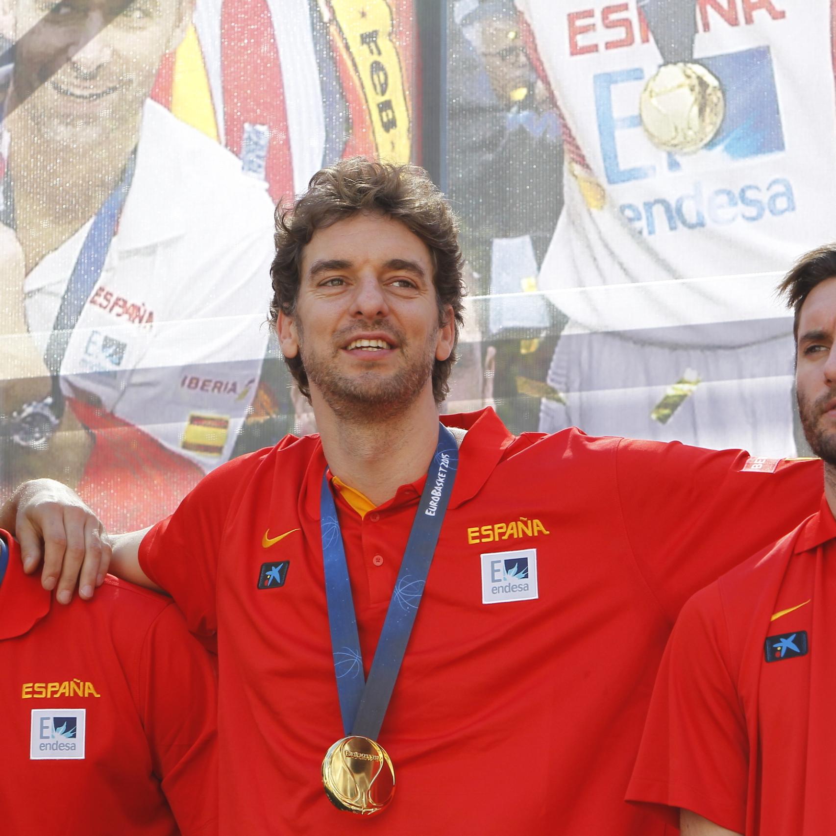 Pau Gasol, con algunos compañeros de la Selección Española de Baloncesto