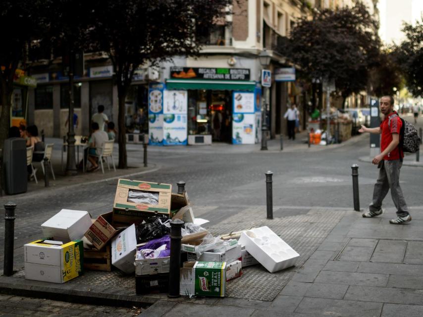 Un montón de basura en una calle del barrio.