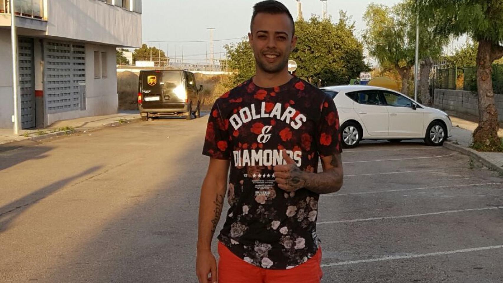 Dani Benítez, en la calle donde comenzó a jugar.