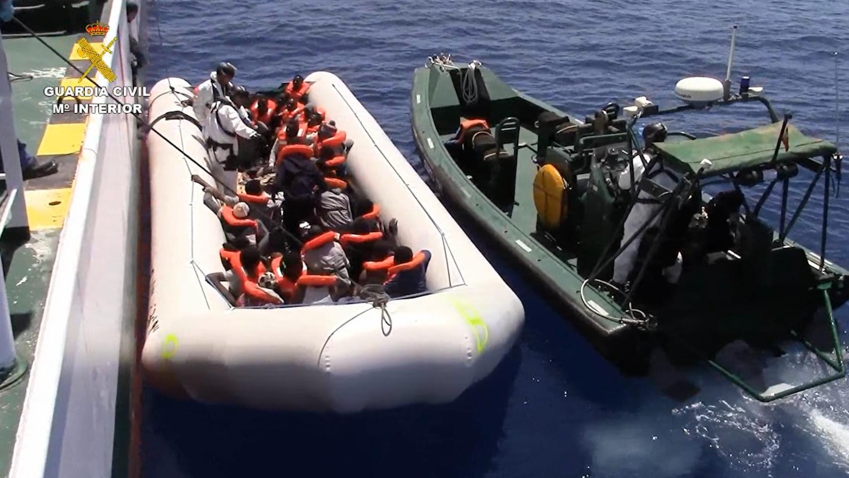 Imágenes de un rescate efectuado por la Guardia Civil en junio.