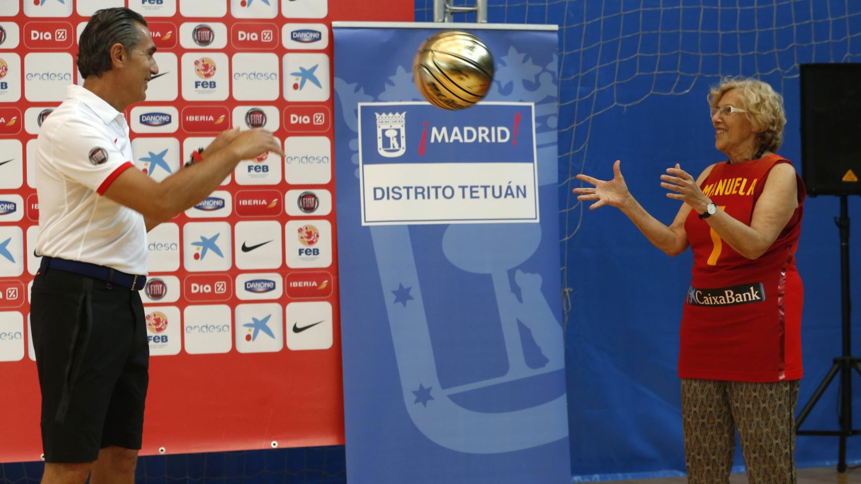 Carmena juega al baloncesto con Scariolo, seleccionador nacional.