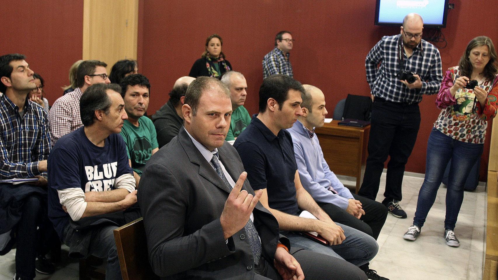 Imagen de los acusados de ser la cúpula de Anonymous en España en el juzgado.