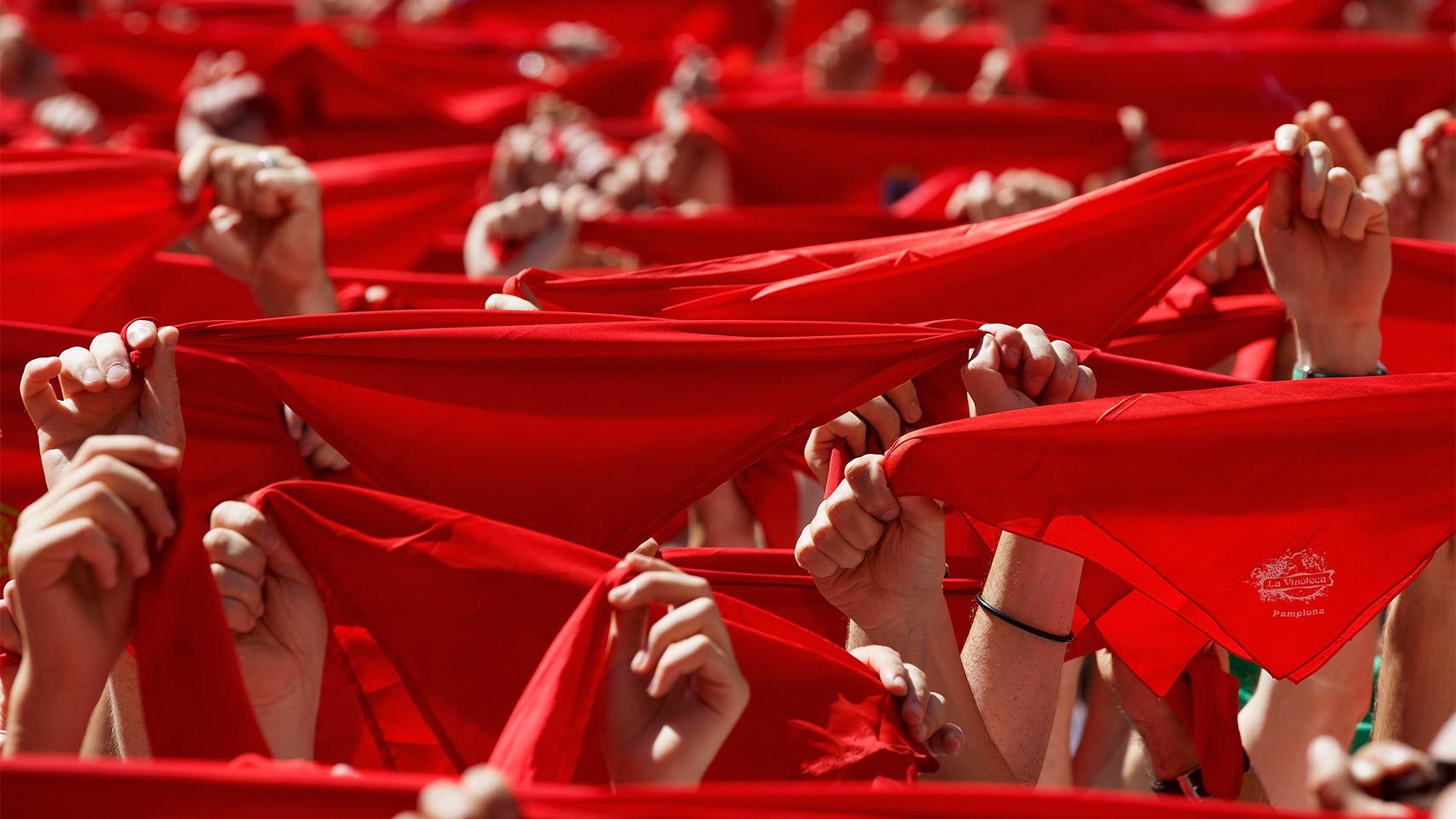 Pañuelos al aire antes de El Chupinazo en Pamplona. (Pablo Blazquez Dominguez/ Getty Images)