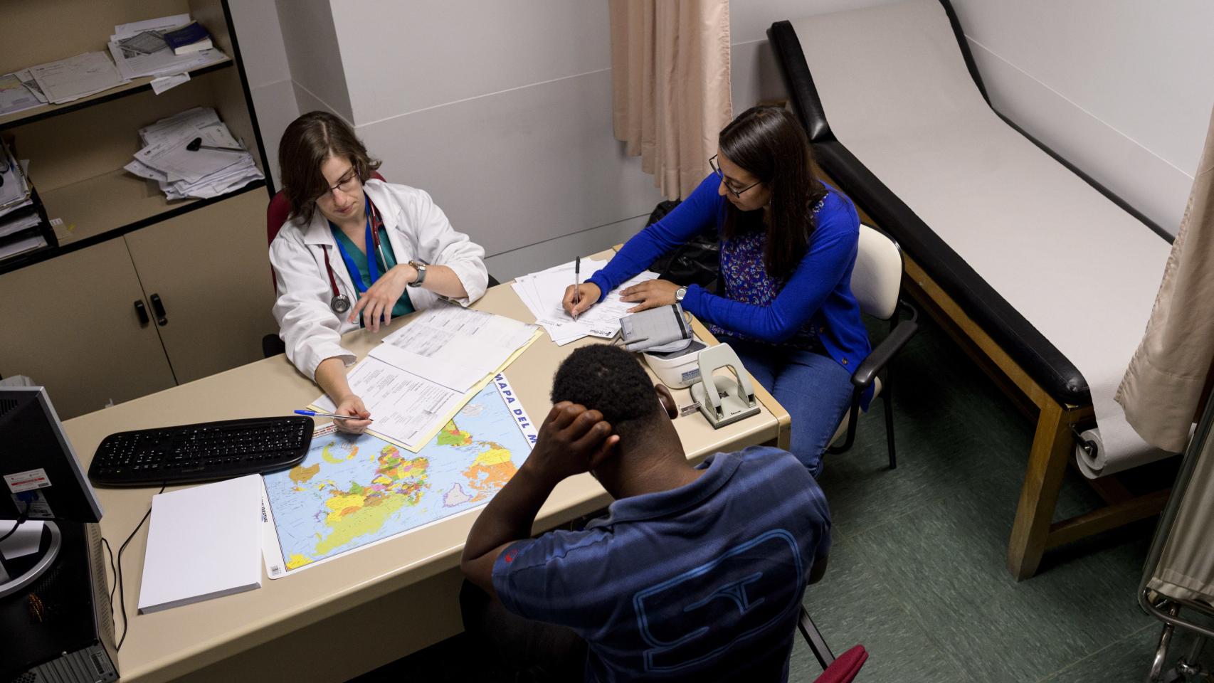 Uno de los pacientes que necesita el servicio de traducción e interpretación, durante una consulta en el Hospital Ramón y Cajal.