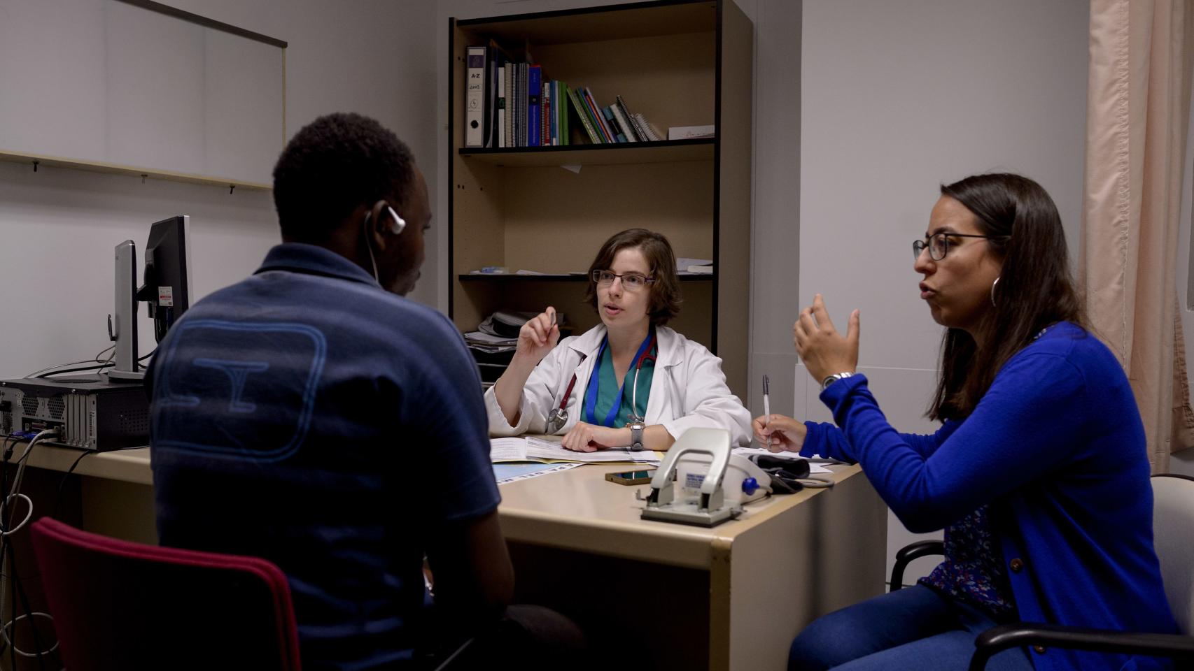 Muchos pacientes del norte de África son reacios a que les extraigan sangre, pues temen que se la estén robando para traficar con ella.