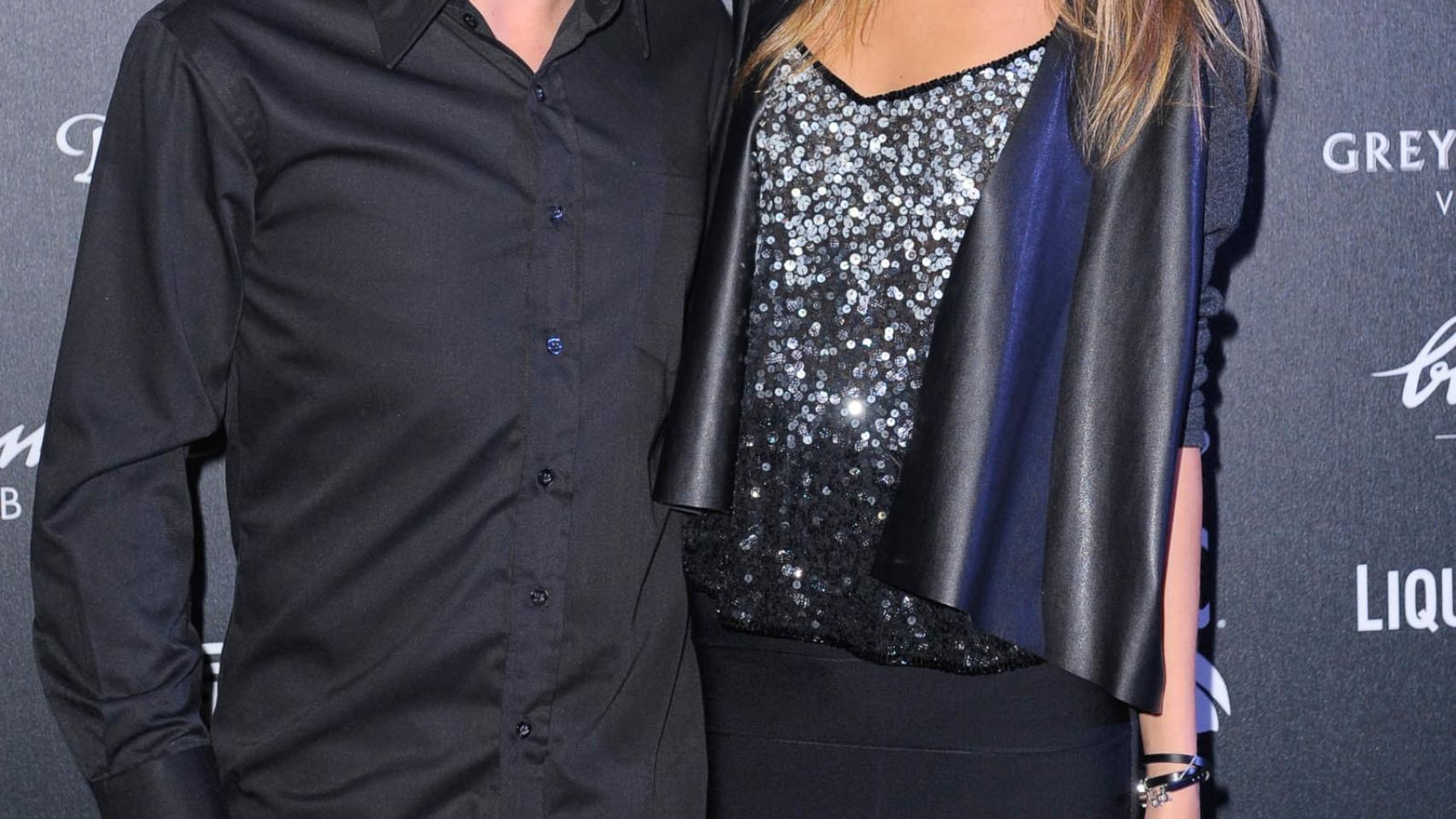 Dasha Kapustina posando en el photocall junto a Alonso