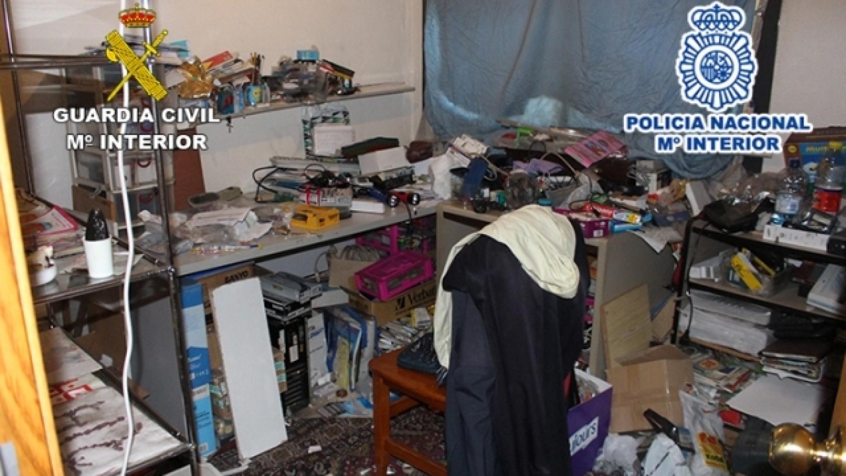 El domicilio en el que estaba retenido el joven estaba repleto de bolsas de basura.