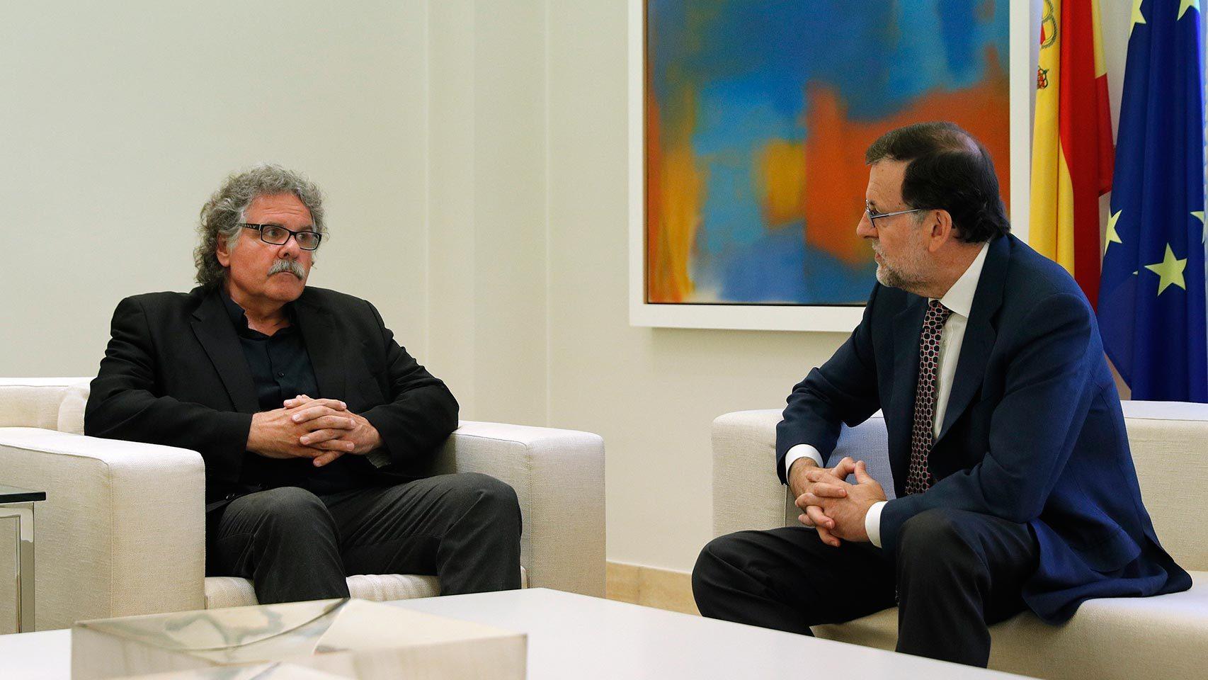 El presidente del Gobierno en funciones junto con el portavoz de ERC, Joan Tardá.