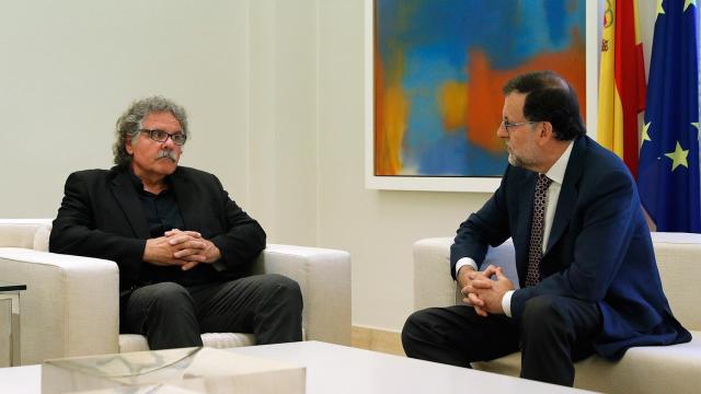 El presidente del Gobierno en funciones junto con el portavoz de ERC, Joan Tardá.