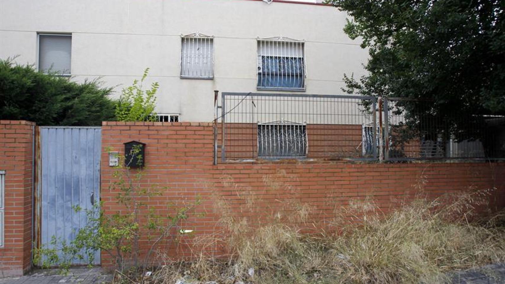 Fachada de la vivienda en la que un padre ha tenido secuestrado a su hijo dos años