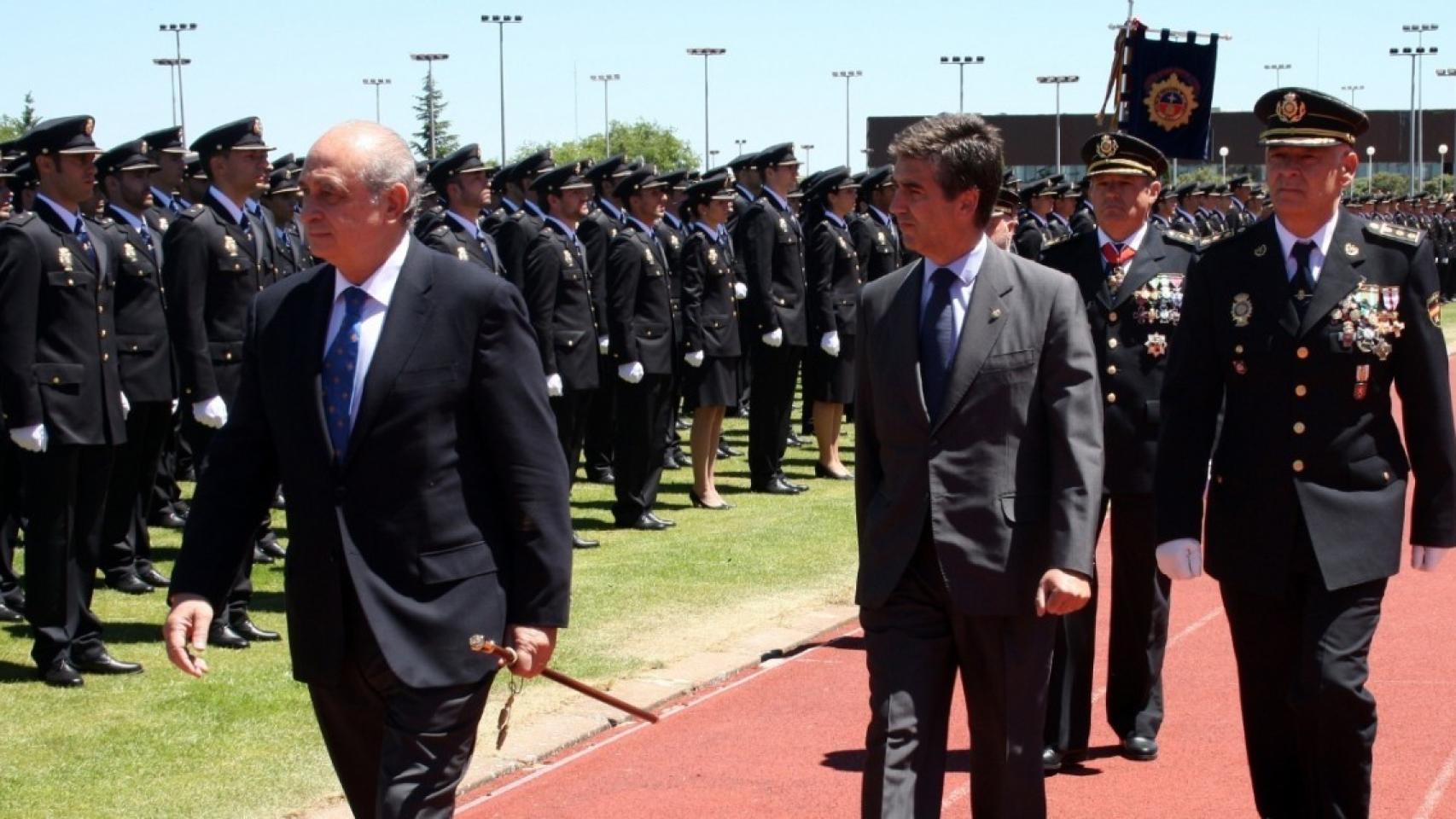 Jorge Fernández Díaz e Ignacio Cosidó en un acto oficial de la Policía Nacional