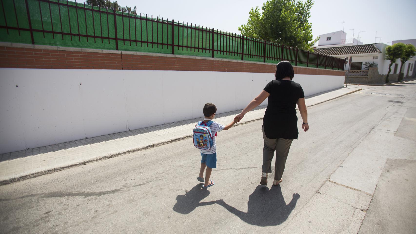 Carlos de camino al colegio junto a su madre.