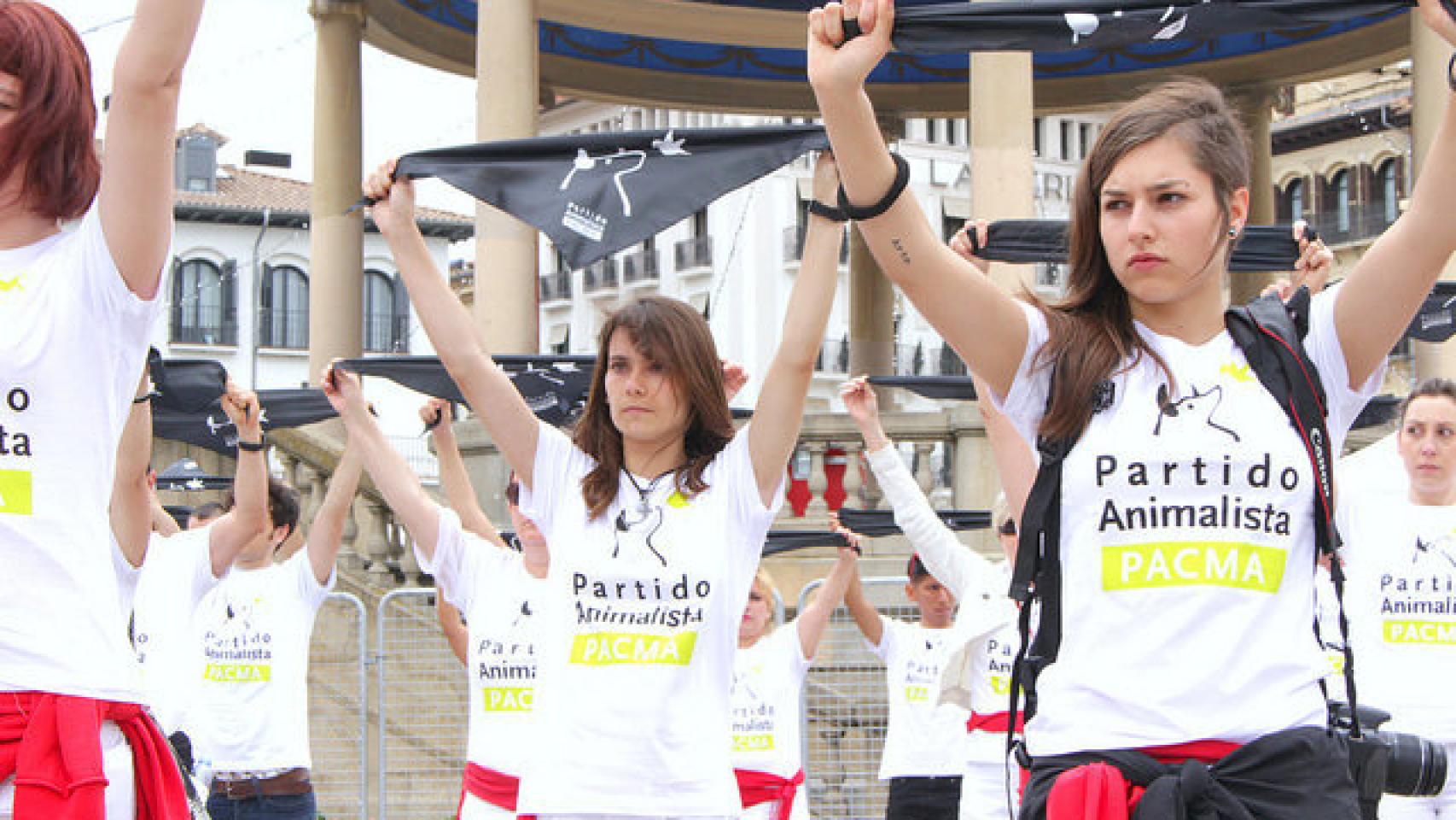 Simpatizantes del PACMA durante una manifestación en 2014.