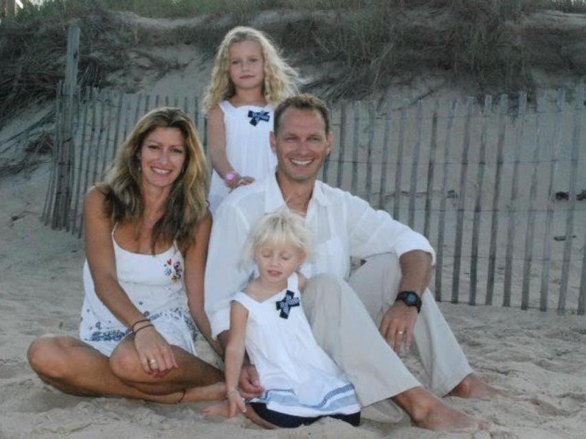 Anabel y Jamie, junto a sus hijas.