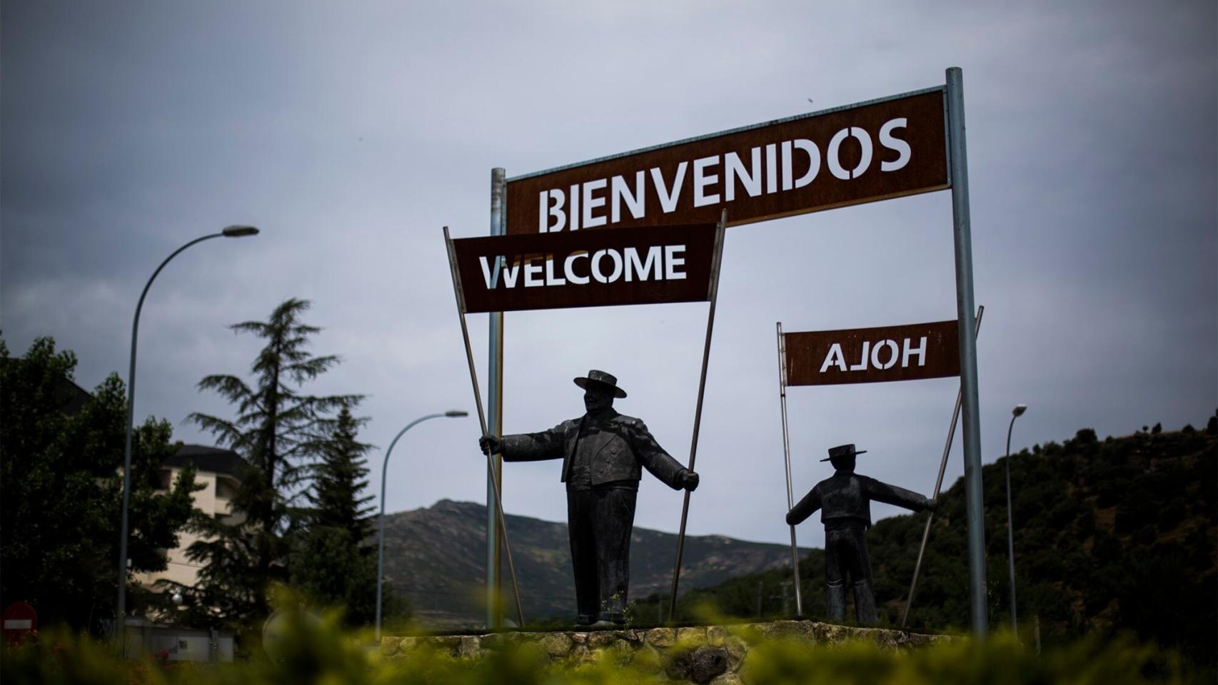 Un monumento en la entrada del pueblo conmemora la película.