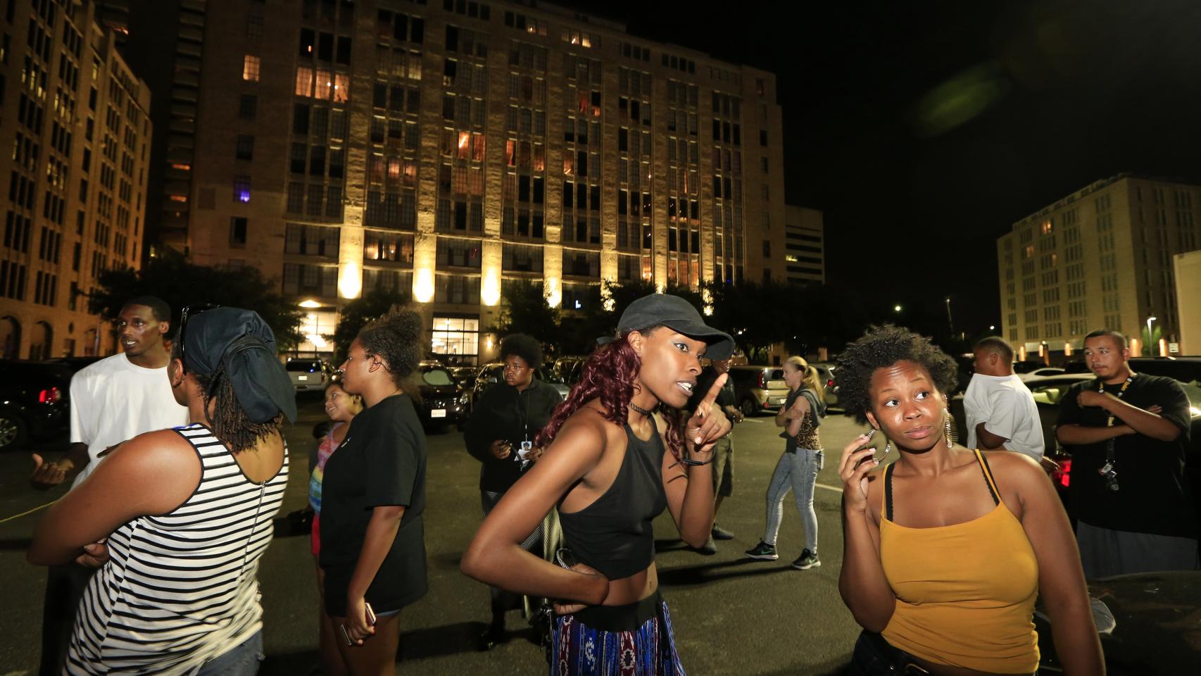 Participantes en la marcha permanecen en la zona tras el tiroteo