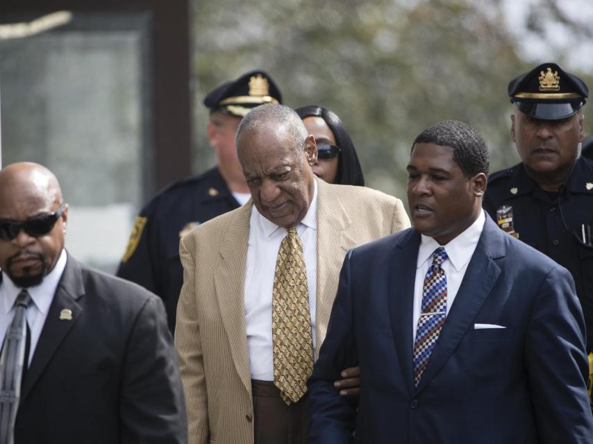 El actor cabizabajo llegando a los tribunales en Pensilvania