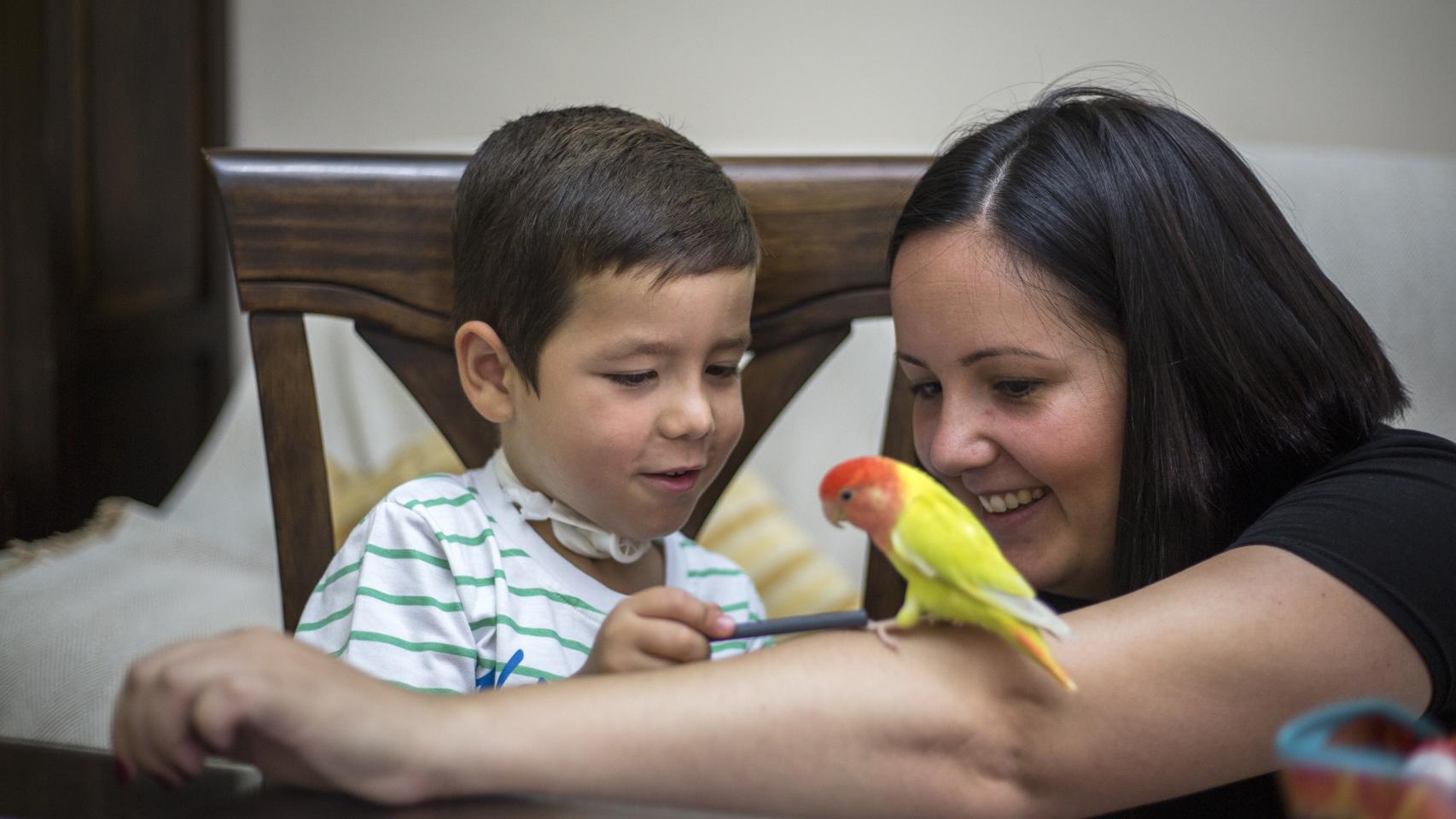El pequeño Carlos, junto a su madre, María.
