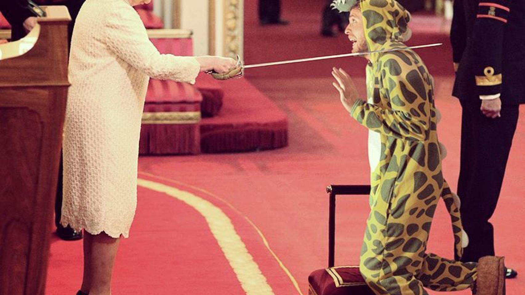 Valentino investido por Isabel II