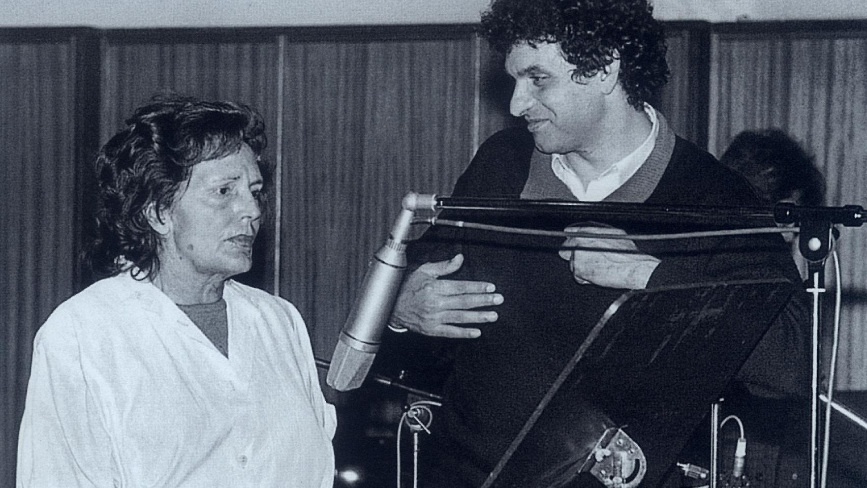 Carlos Cano dedicó la canción a la cantante portuguesa Amália Rodrigues.