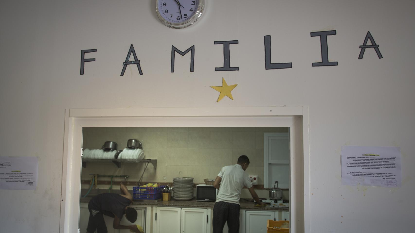Varios menores limpian el comedor del centro de menores La Purísima.