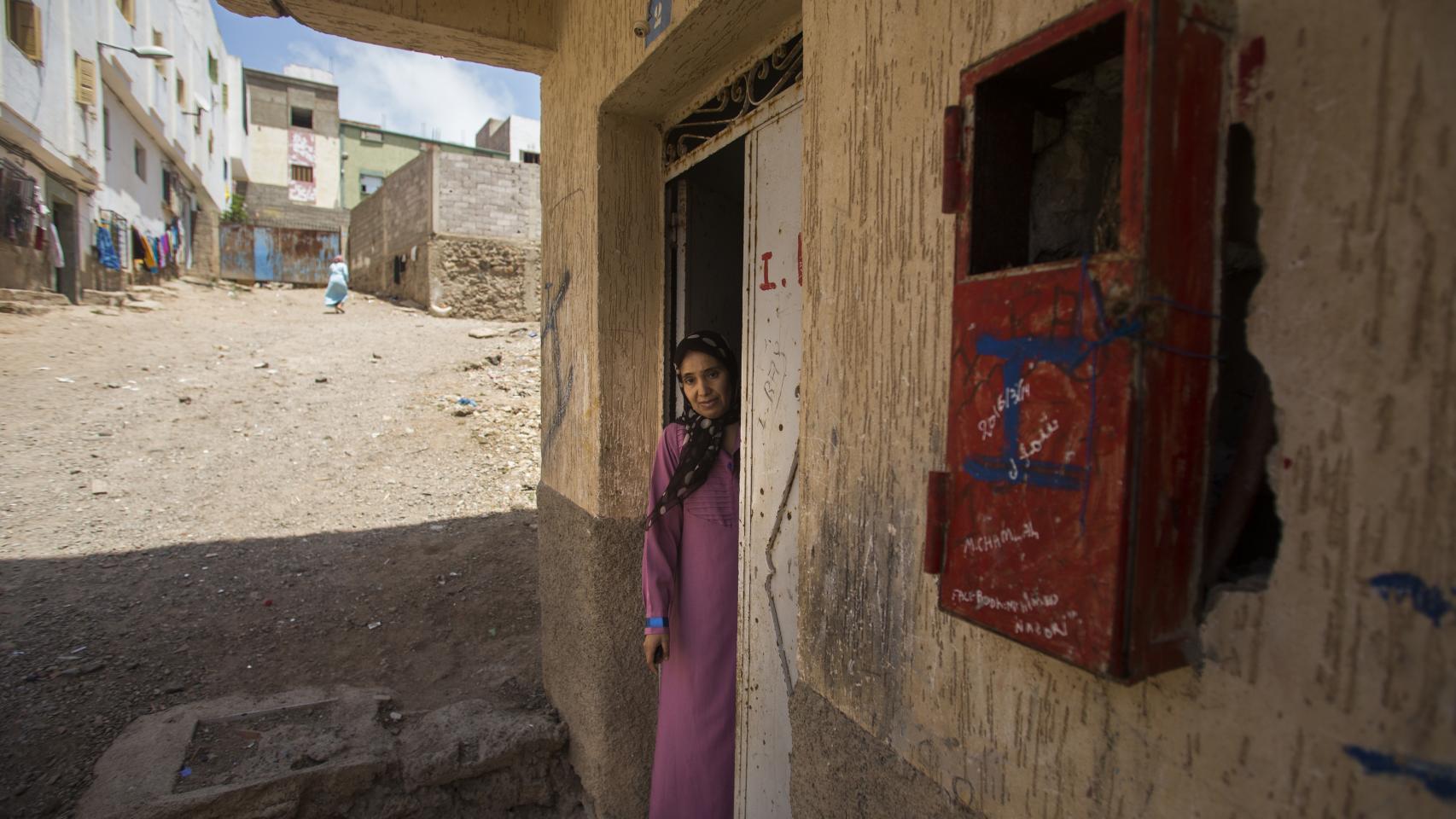 Wafa, la madre de Ilyass, en la puerta de entrada de su humilde casa.