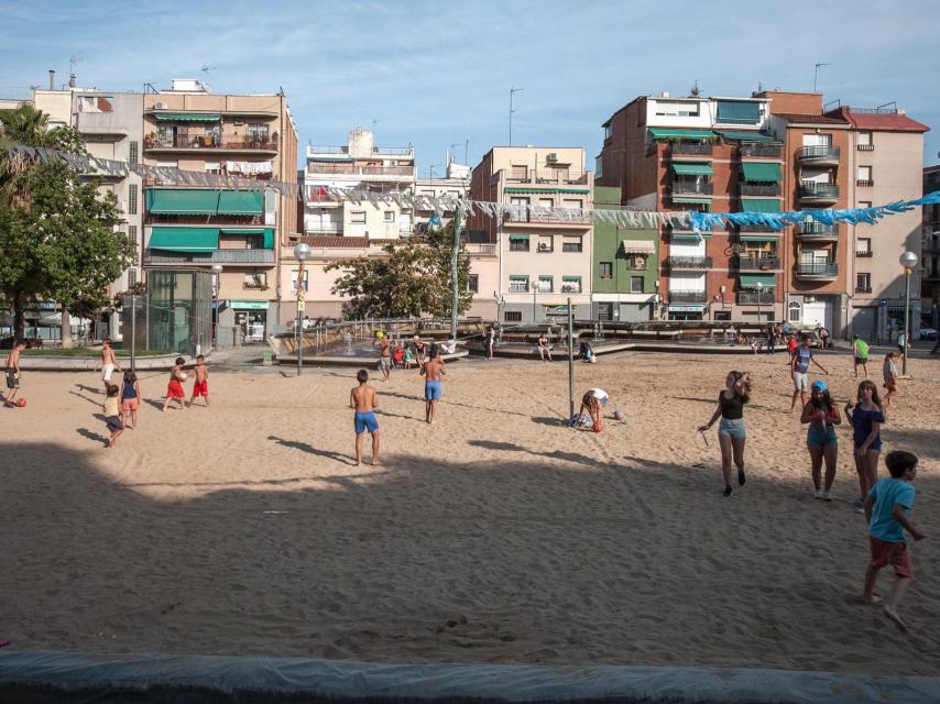 Los niños jugando en la playa artificial de La prosperidad.