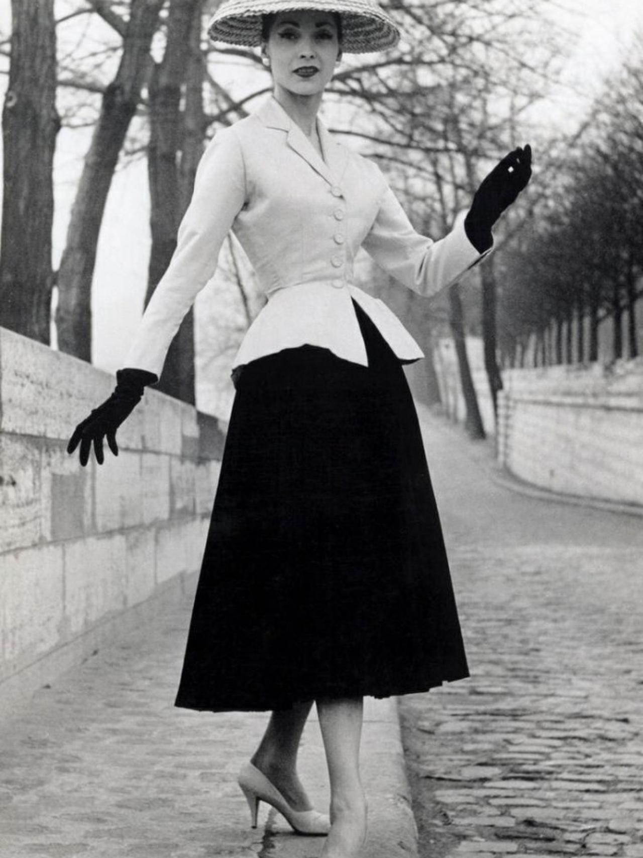 Modelo posando con el New Look de Dior.