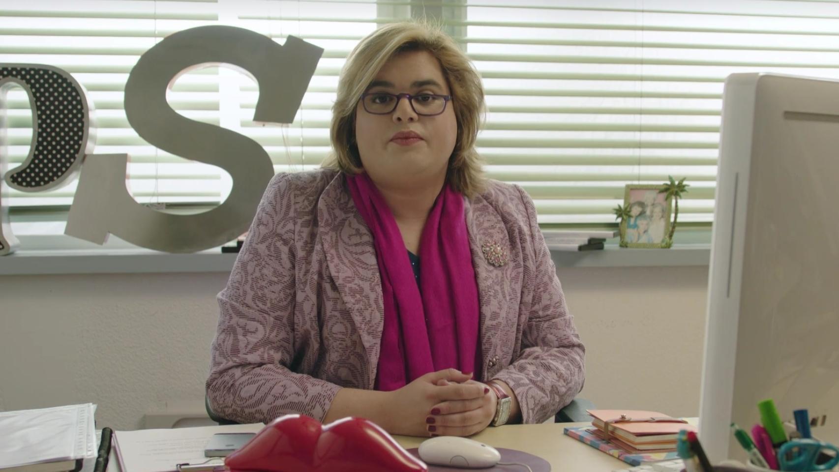 Brays Efe da vida a Paquita Salas.