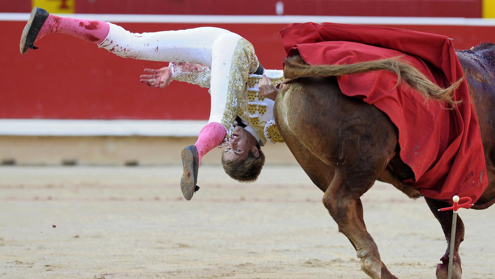 Javier Jiménez es volteado durante la lidia a su primer toro de la tarde.