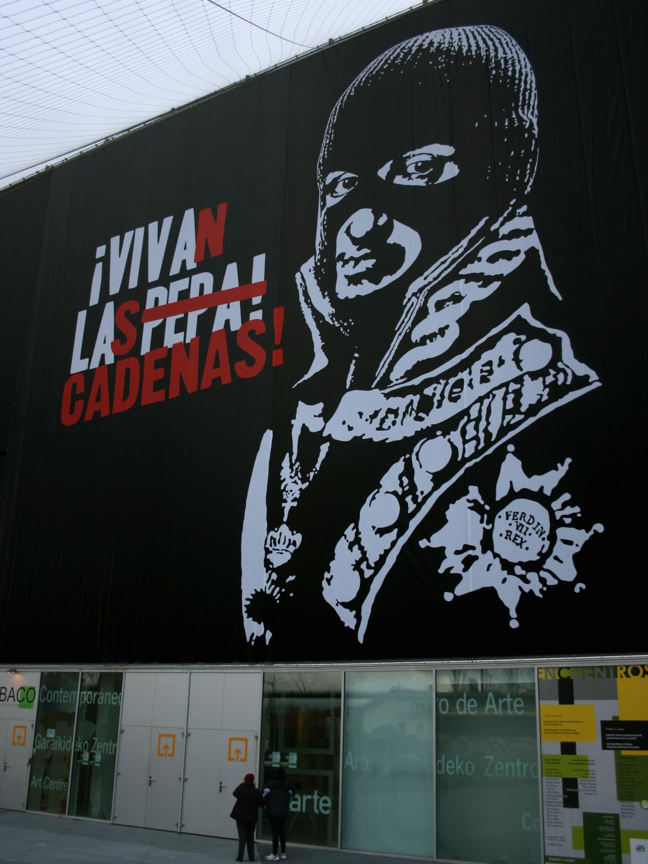 Vivan las cadenas -el cántico de la España de Fernando VII- representa a su rey con un pasamontañas.