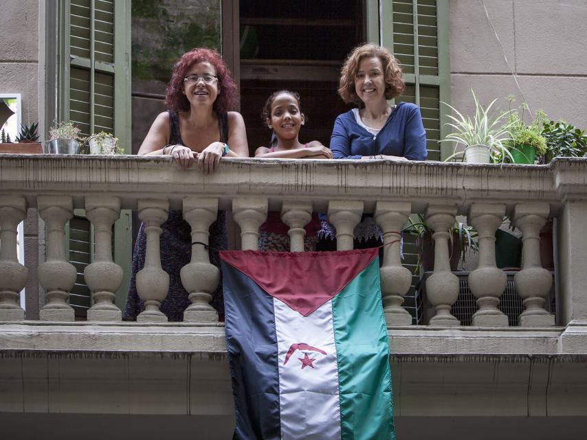 Raya Salek Kauri, junto a sus 'madres' españolas.