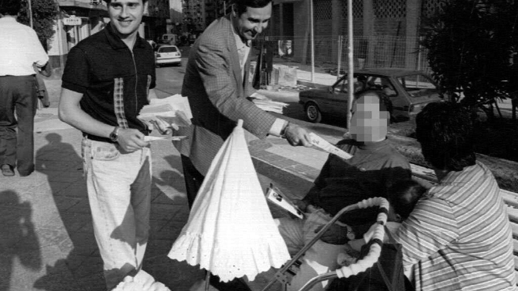 Miguel Ángel Blanco junto a Luis Eguíluz (actual concejal del PP en Bilbao) repartiendo propaganda en 1995.