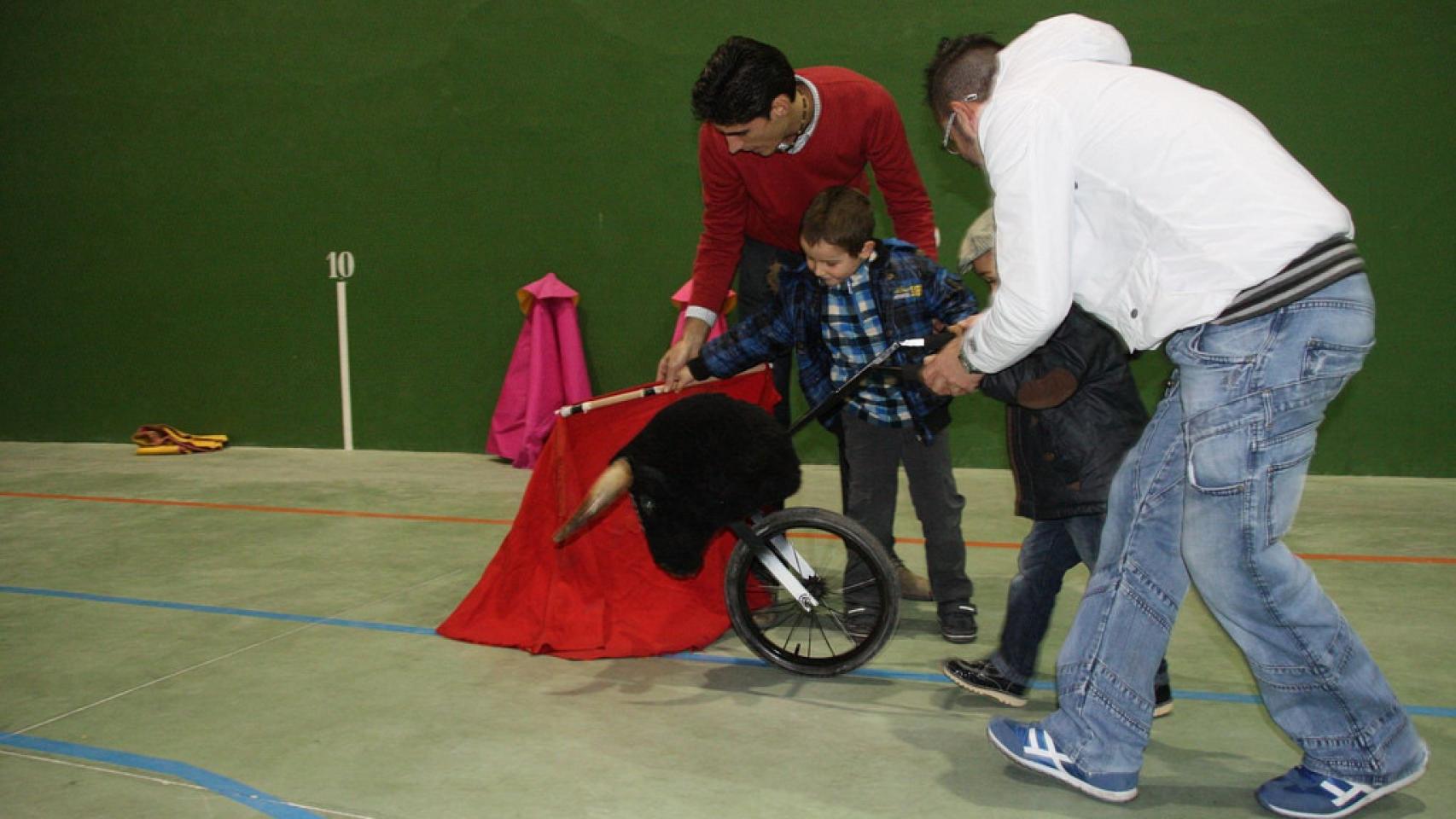 Barrio se implicó con los más jóvenes organizando toreo de salón