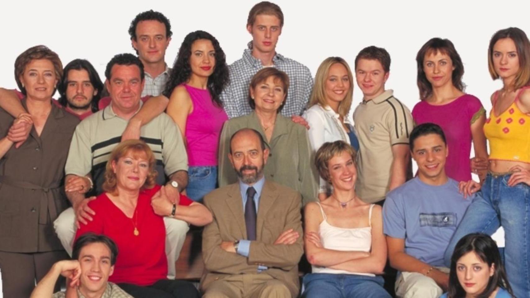 Todo el reparto de Compañeros.