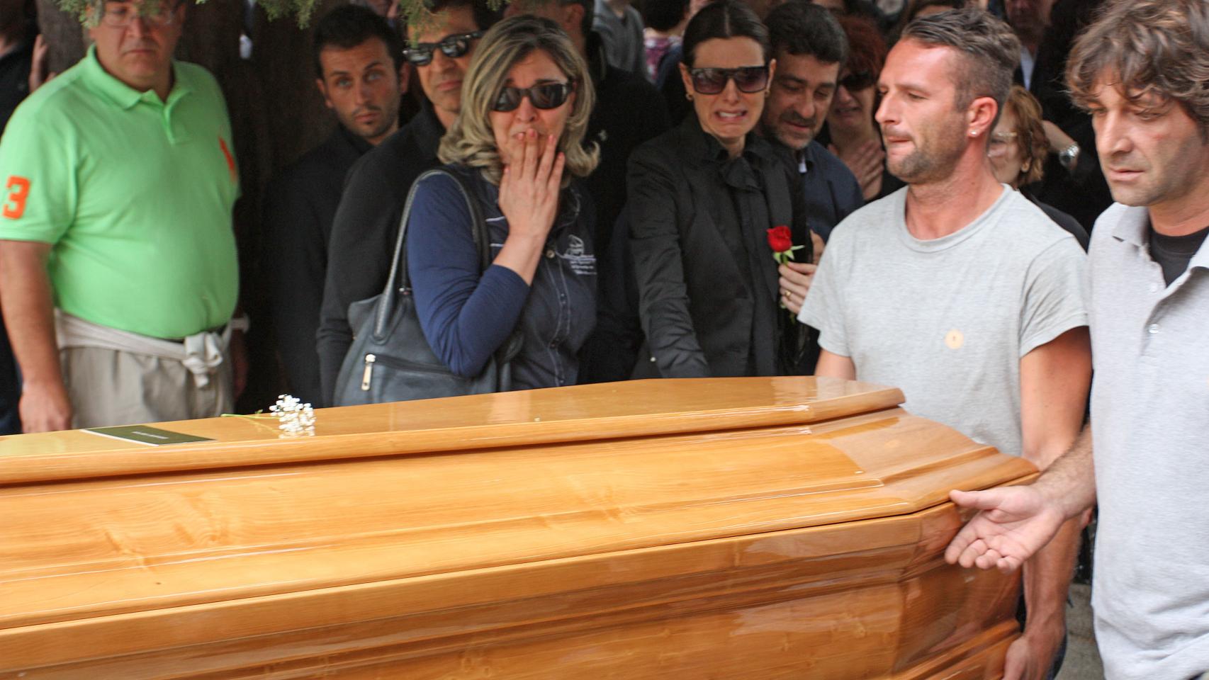 Raquel Sánchez Silva, desconsolada en el entierro de su marido Mario Biondo