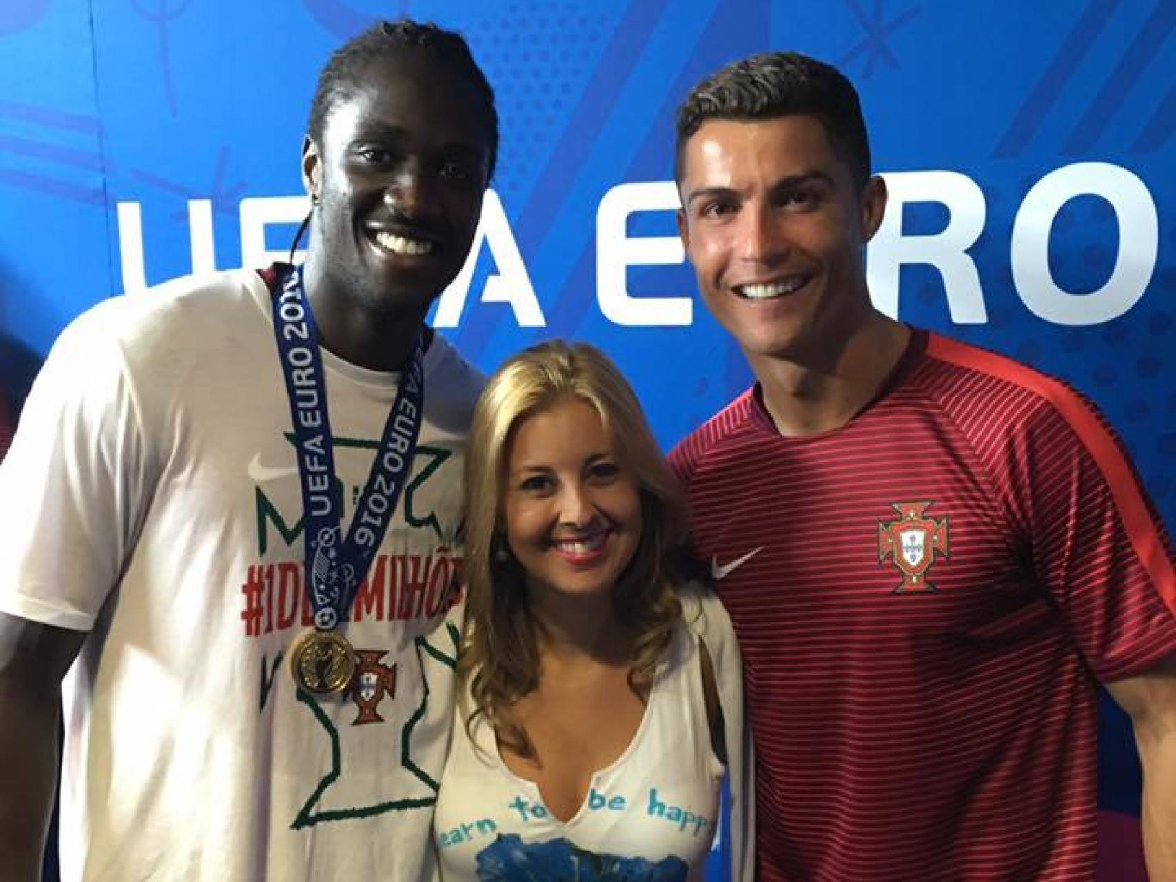 Sara Rodrigues, junto a Éder y CR7 tras la final de la Eurocopa.