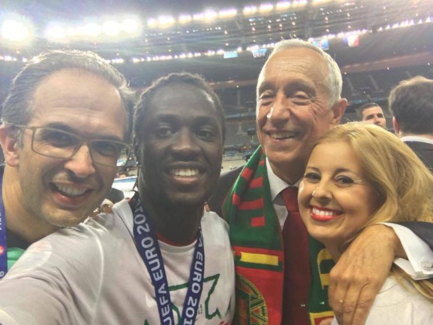 La gurú, junto un conocido, Éder y Rebelo de Sousa, presidente de la República portuguesa.
